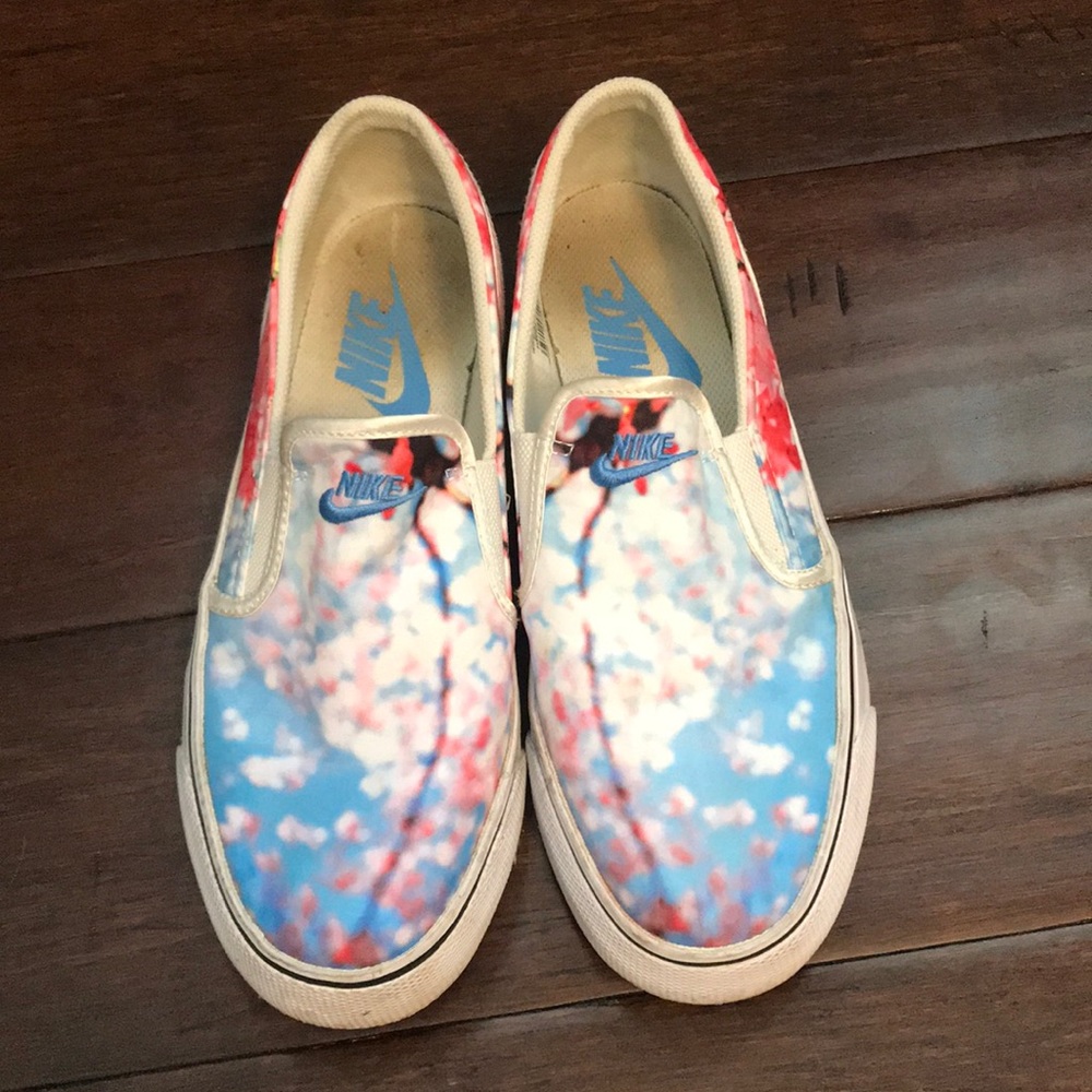 Nike Toki slip-on cherry blossom women’s shoe